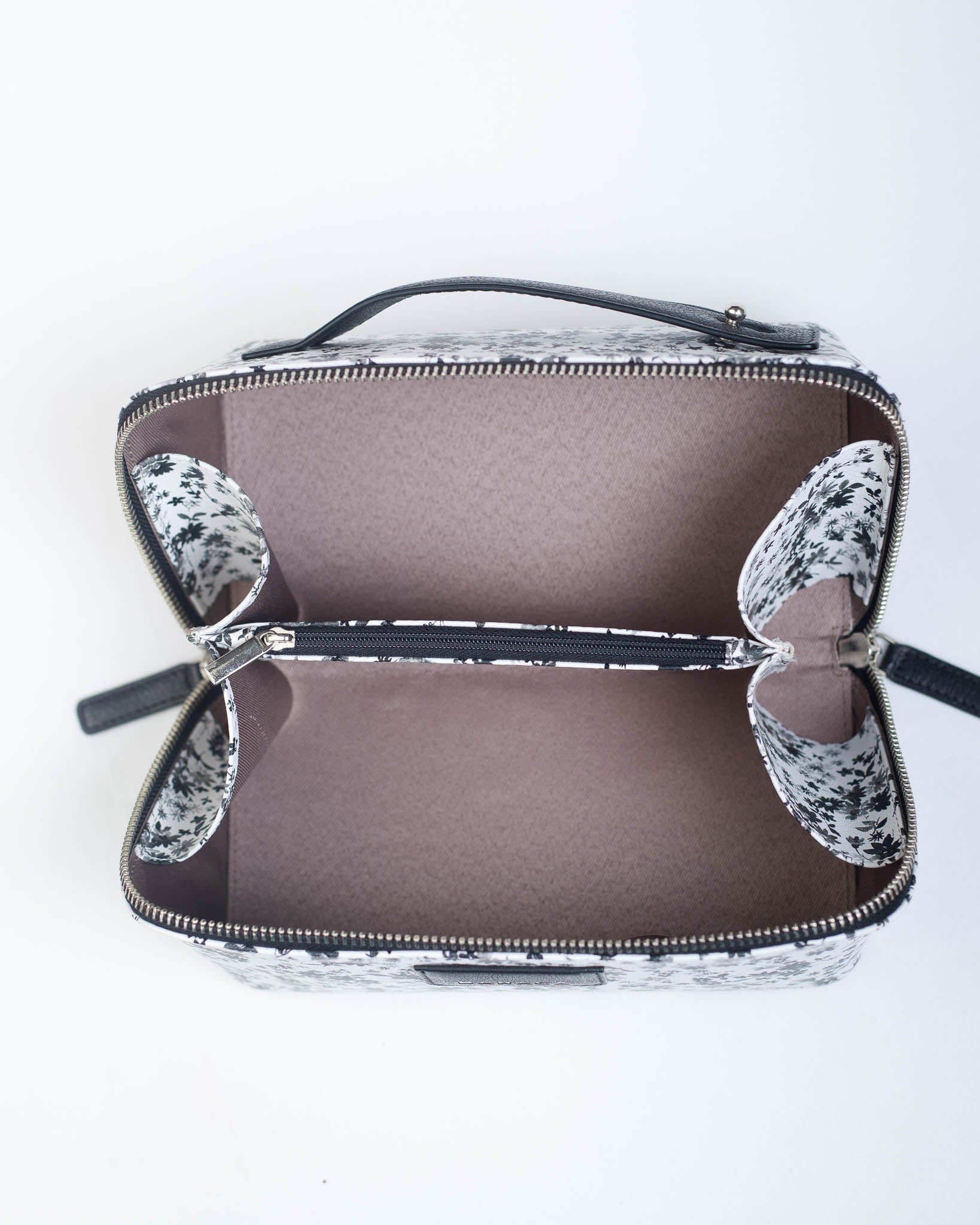 ZYRA - BLACK & WHITE